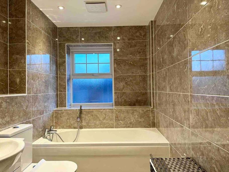 Serene Home Ideally Connected To Central London บรอมลีย์ ภายนอก รูปภาพ